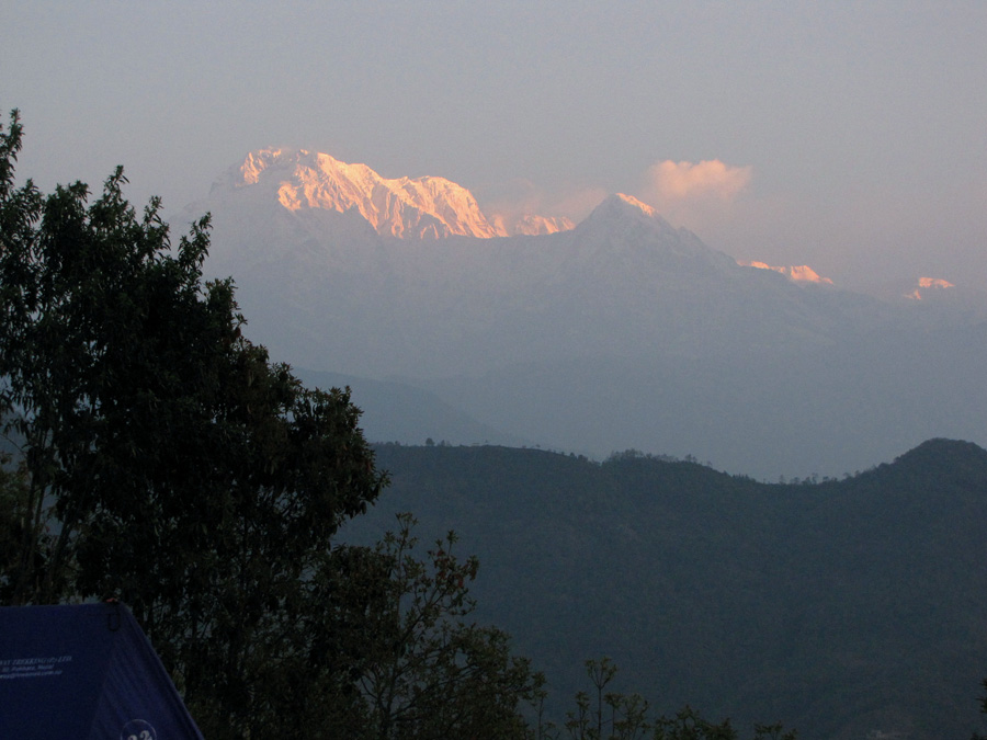 Vilken utsikt när vi vaknar i våra tält den första morgonen (det var molnigt på kvällen) i Naudanda. Solen går upp över Annapurna South, vilken känsla. 13/3. 
