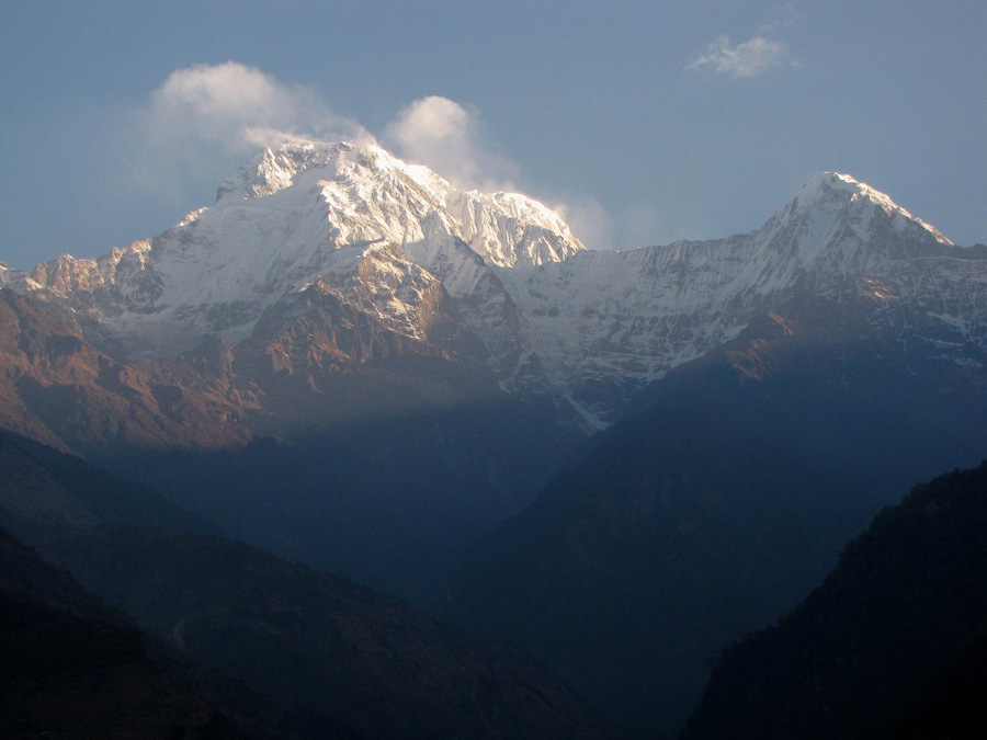  Ännu en klar morgon med sol på Annapurna south med I:an bakom 8090 möh, dit in mellan dem vill jag vandra. 19/3 