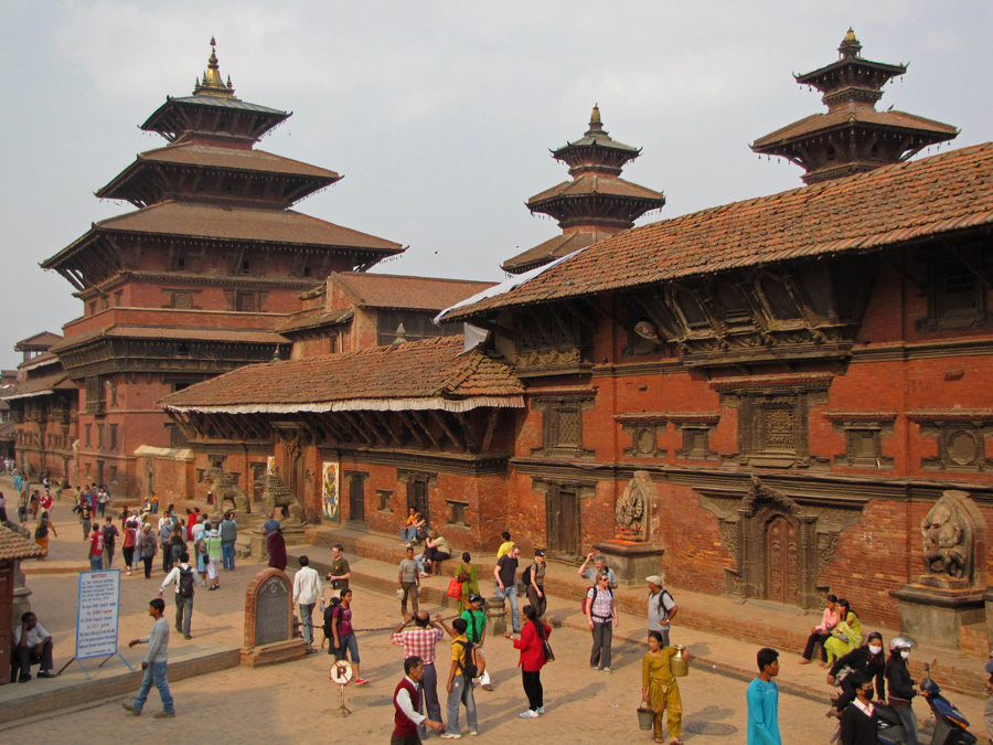  Åter i Kathmandudalen, besök i det äldsta kungarikets stad Patan och dess tempeltorg med välbevarade träsniderier på byggnaderna. 21/3 